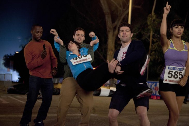 Escena de la serie new girl. Jess siendo cargada por otros 