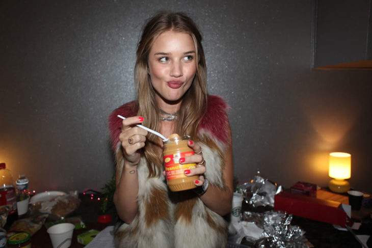 Chica comiendo mantequilla de maní 