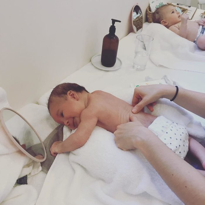 Bebes recibiendo un masaje en un spa 