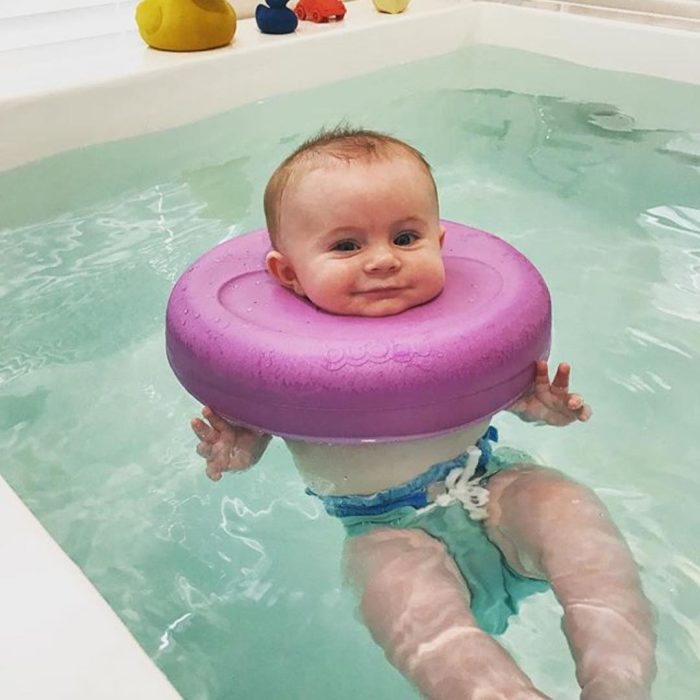 bebe nadando en un spa para bebes