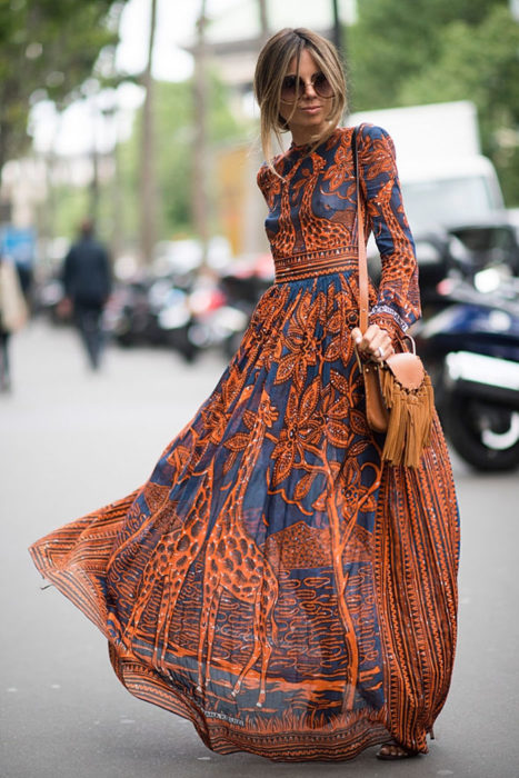 Chica usando un maxi vestido estilo boho