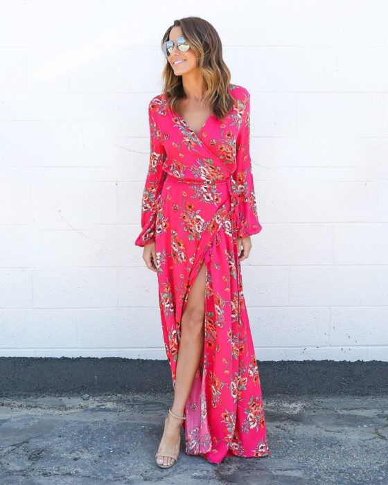 Chica usando un maxi dress color rosa con mangas