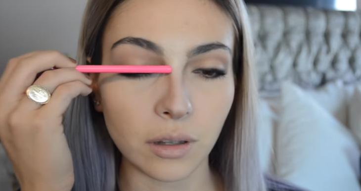 mujer blanca maquillando su nariz