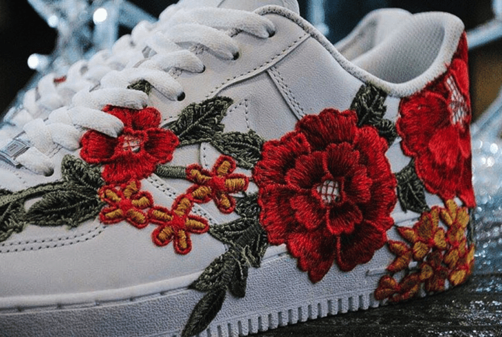 tenis blancos bordado de flores 