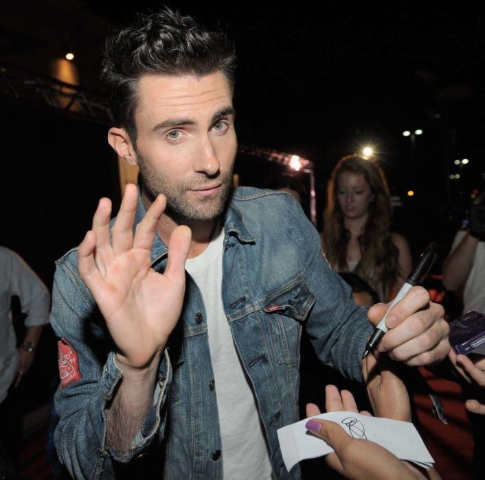 adam levine ambidiestro