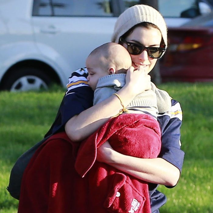 anne heathaway con su bebé