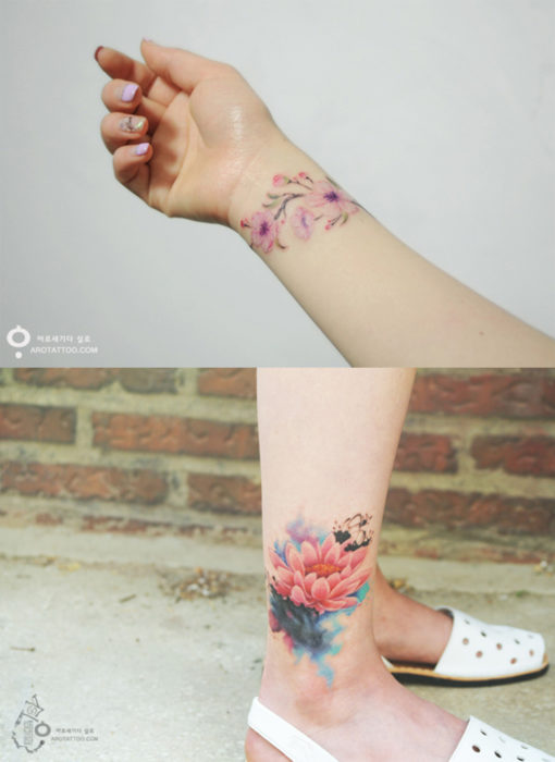 chica con tatuajes en los tobillos y la mano 