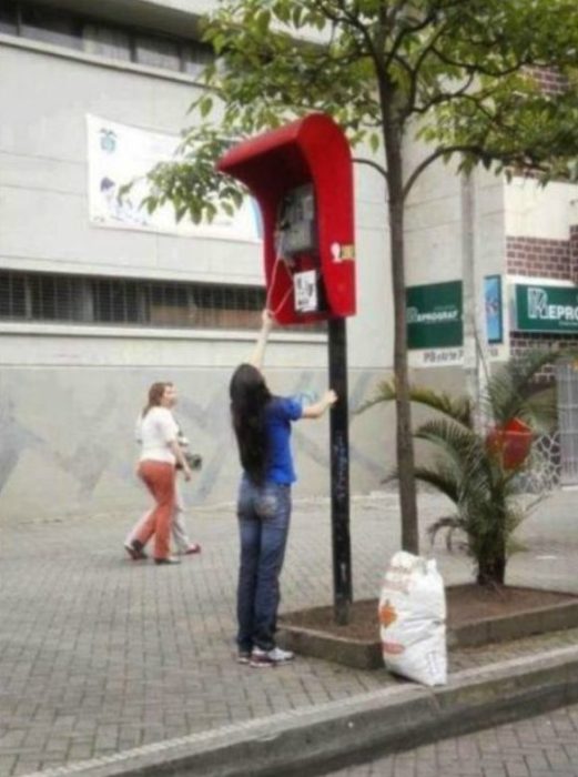 chica en el teléfono