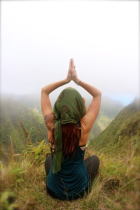 chica respirando en el campo