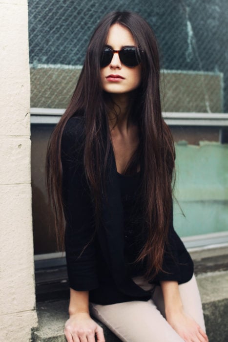 Chica con el cabello largo 