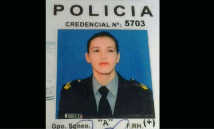 mujer vestida de policia 