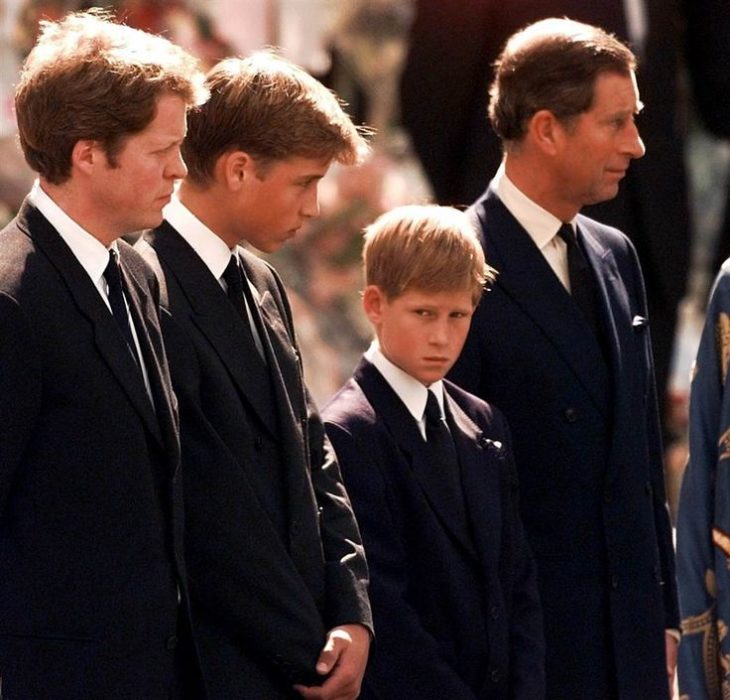 familia en funeral de diana