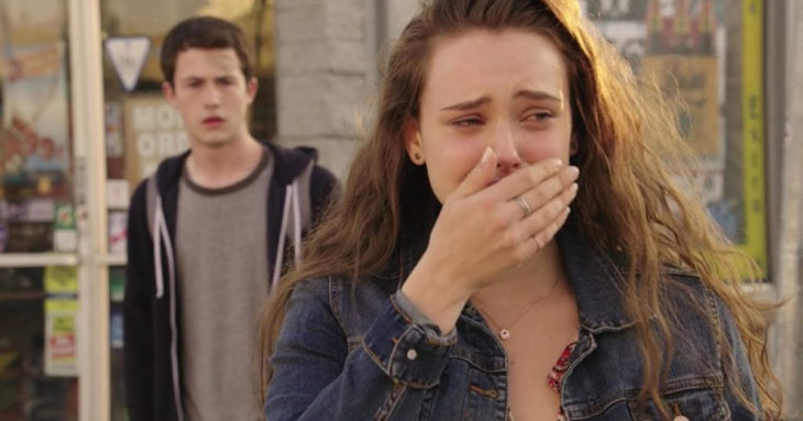 mujer llorando y chico blanco atras 