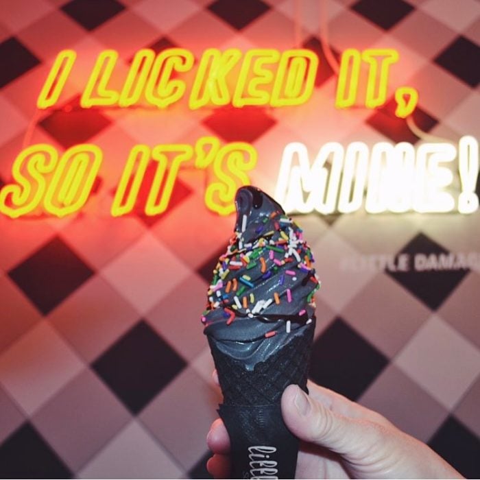 helado gótico con chismpas de colores