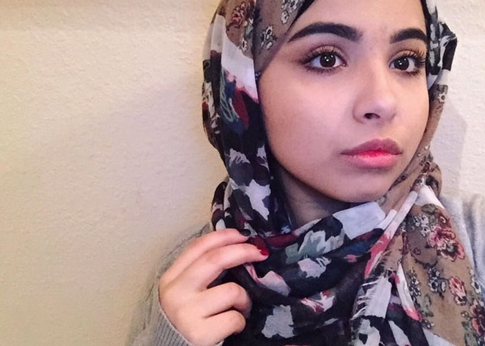 Chica usando un hijab 