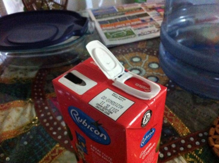 jugo con tapa mal puesta