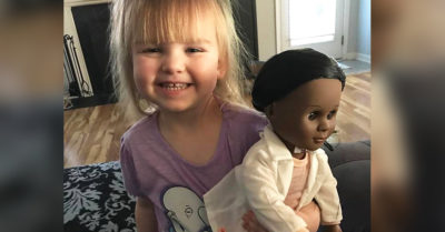 Esta pequeña es cuestionada por una cajera sobre la muñeca que escogió; ¡Su respuesta es épica!