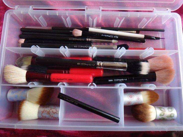 Caja de lápices con maquillaje