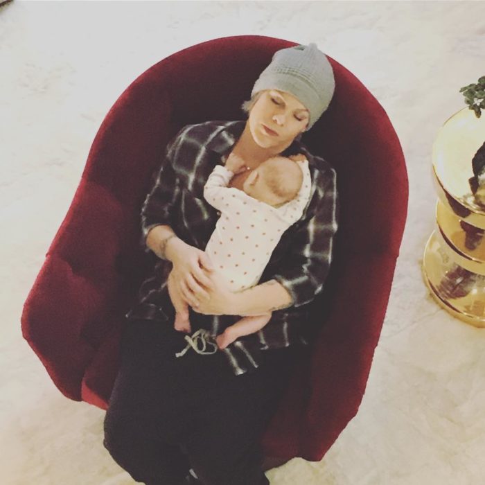 pink con su bebe