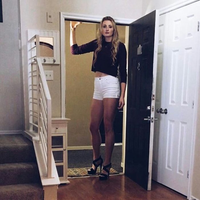 Chica alta topando en la puerta 