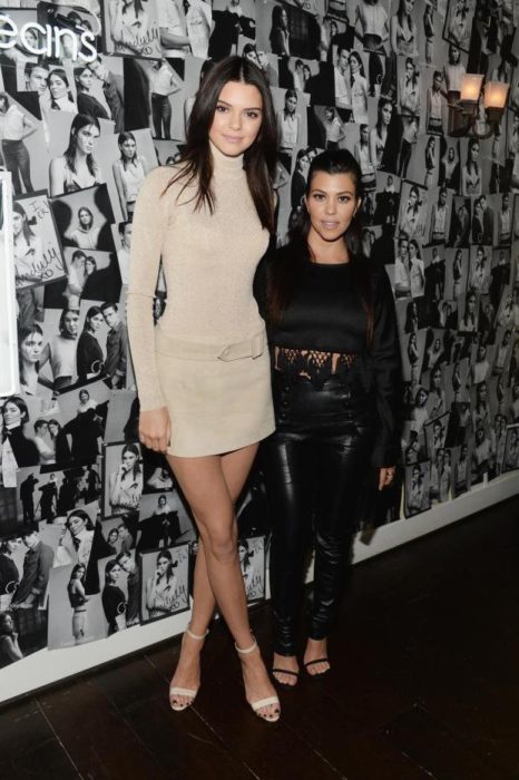 Kendall jenner posando junto a su hermana 