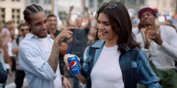 mujer con una pepsi en su mano 