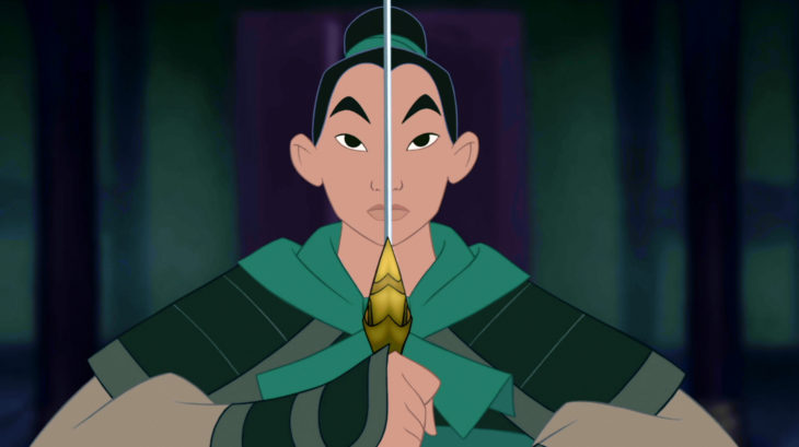 Mulan sosteniendo su espada