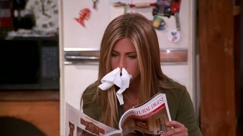 Rachel de serie friends con papel en su nariz