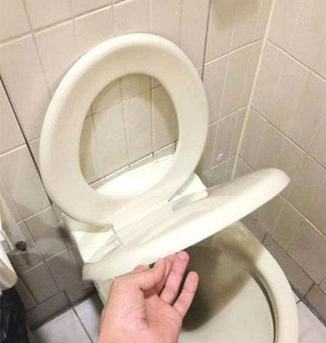 tapa de baño mal puesta