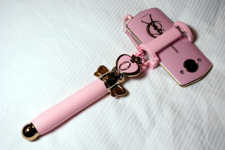 celular rosa con selfie stick
