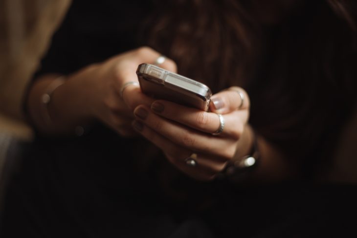 mujer con celular en las manos