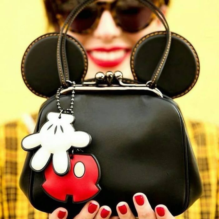 mujer con bolso de mickey mouse 