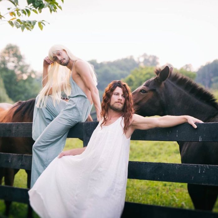 hombres con vestido y caballos 