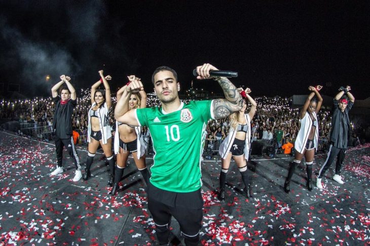 hombre con camisa de futbol mexico