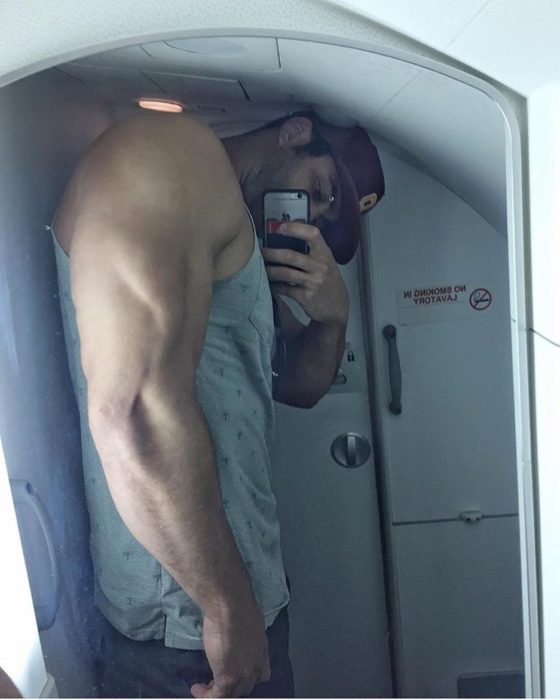 hombre grande en baño de avión 