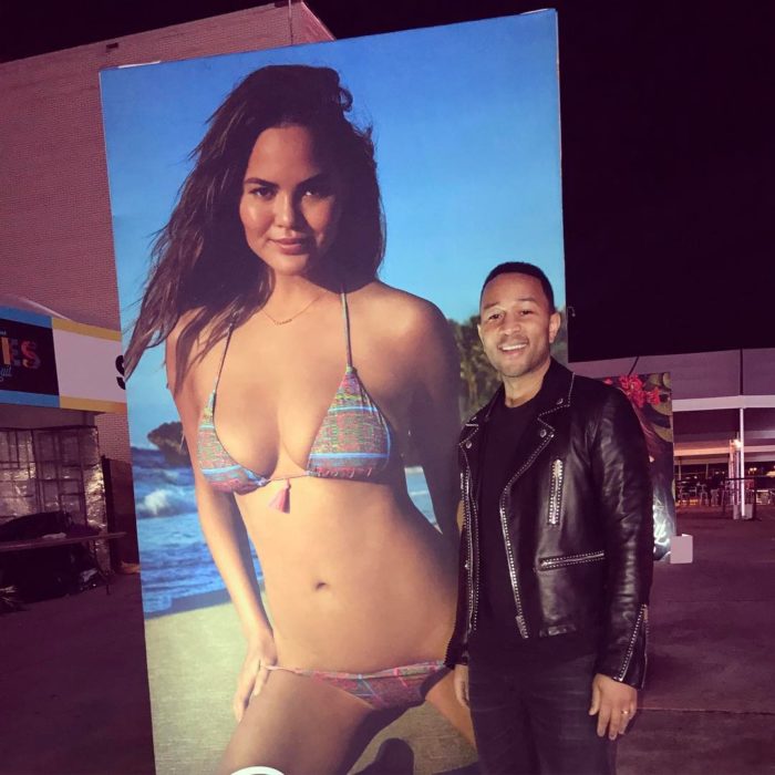 mujer en bikini y poster con hombre 