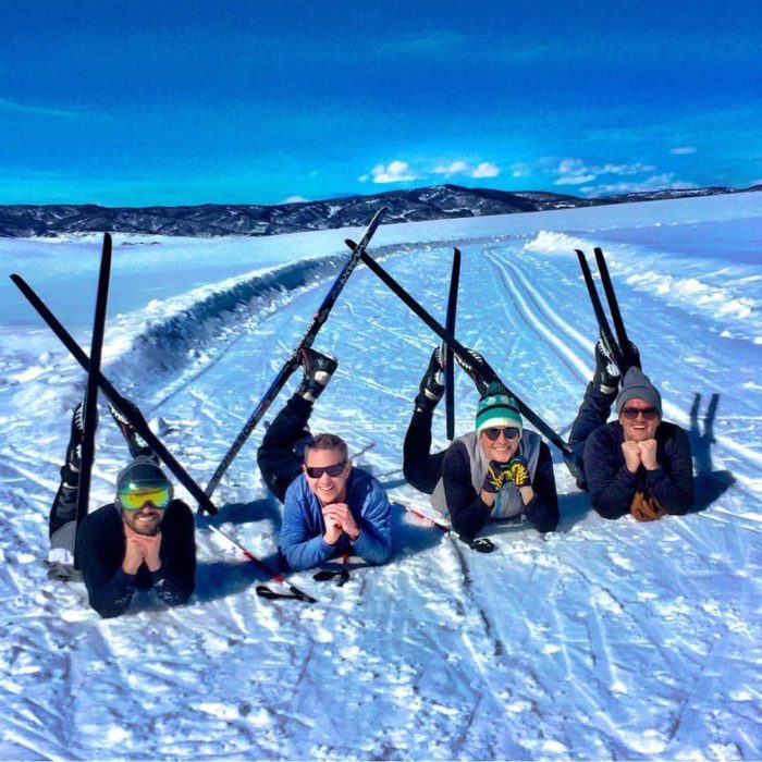 hombres con esquíes en la nieve 