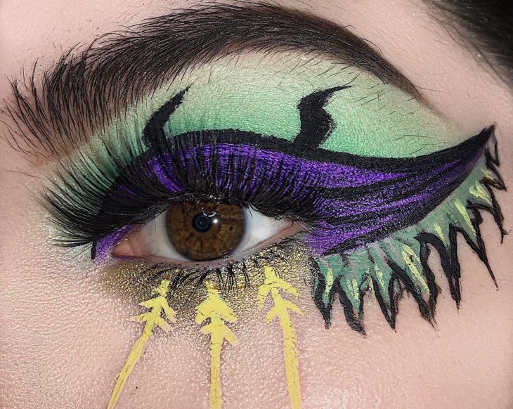 ojo con maquillaje de villanos de Disney