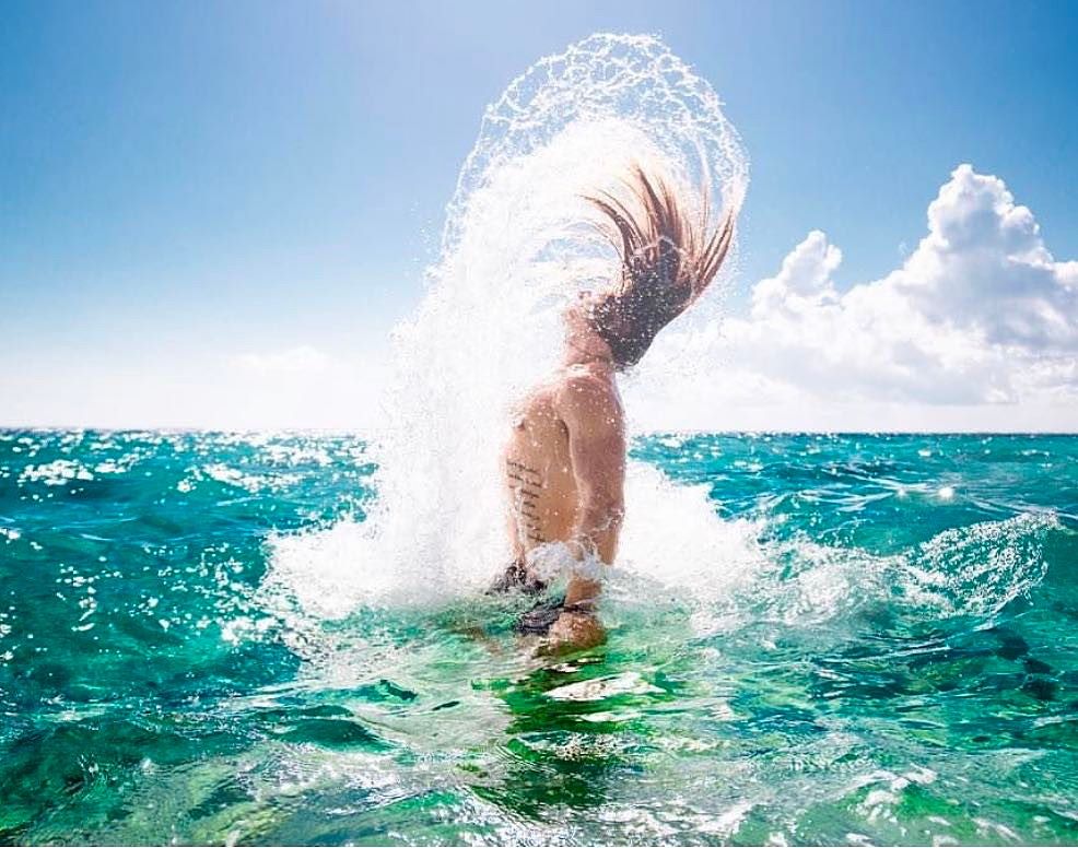 mujeres saliendo del agua