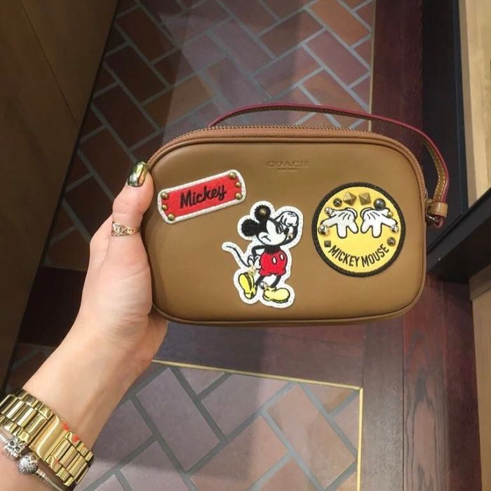 cartera caffé con estampa de mickey mouse 