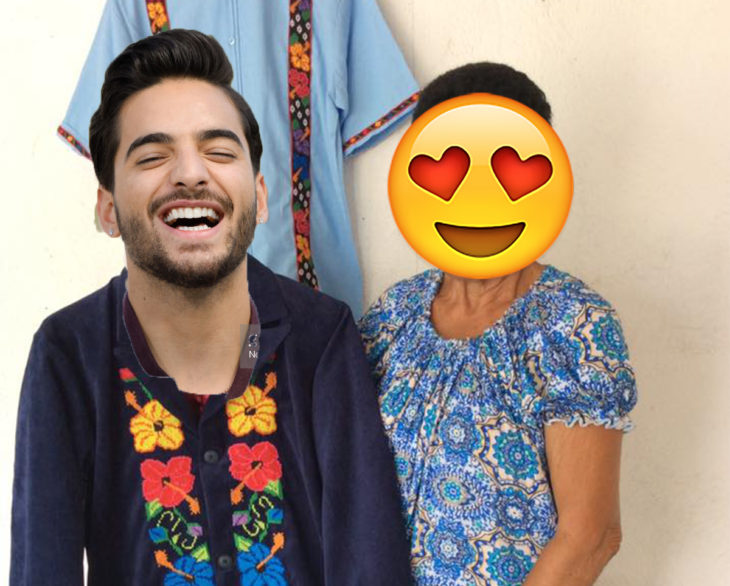 hombre con traje de flores y mujer con cara de emoji 