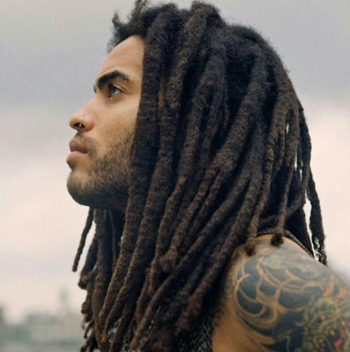 hombre de perfil con rastas 