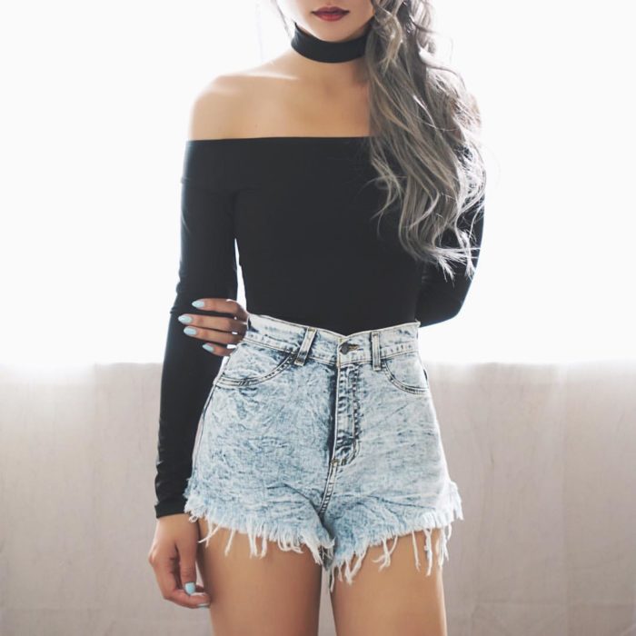 mujer con blusa negro