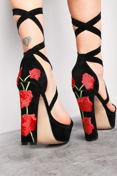 zapatos de tacon con flores bordadas