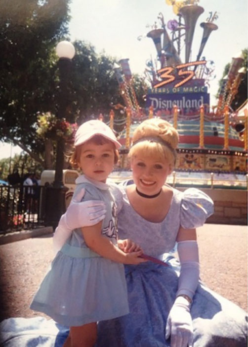 niña rubia en disneyland 