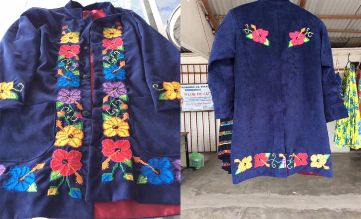 traje bordado azul con flores 