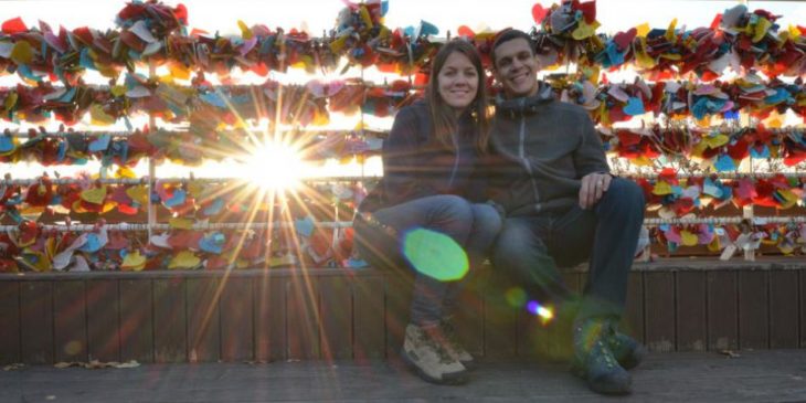 hombre y mujer sentados y rayo se sol 