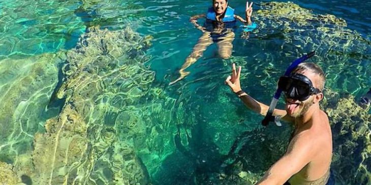 mujer y hombre en el agua con salvavidas 