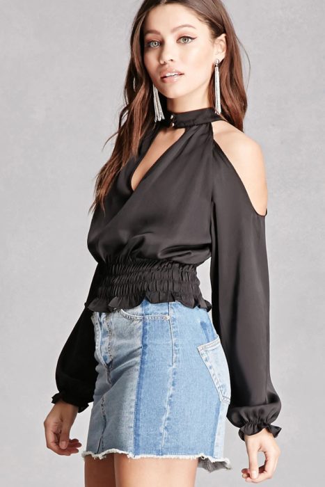 mujer con blusa choker 