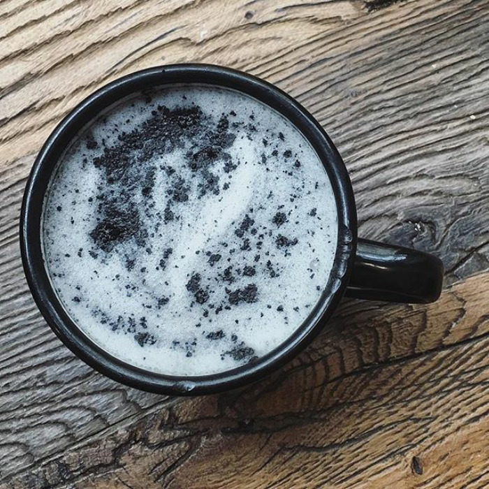 taza de café con latte negro
